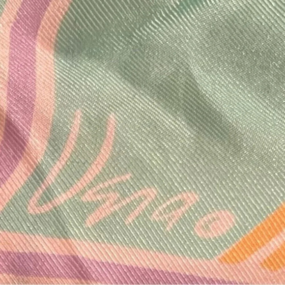 Two vintage Vera Neumann silk blend scarfs measuring 26” x 26” - Picture 7 of 7